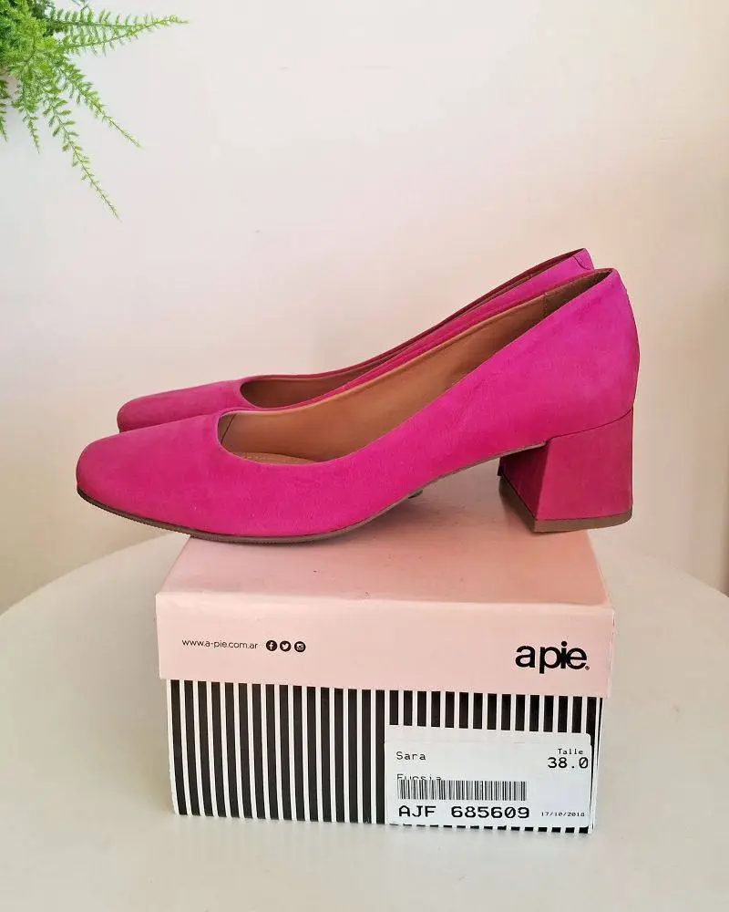 Zapatos marca Apie (american pie) de cuero color fucsia. Taco de 5cms. Talle 38. Largo de plantilla interna 25cms. Capellada de cuero vacuno flor (tipo semi gamuzados) color fucsia. Forro y suela sintéticos. Usados solo un rato para unas fotos. Con caja y bolsitas.