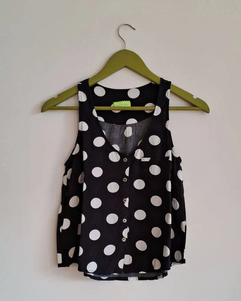 Blusa Las Pepas. Talle 0 (XS). Medidas aproximadas: hombros 25cms, entre sisas 44cms, largo 48cms. Composición: 100% rayon.