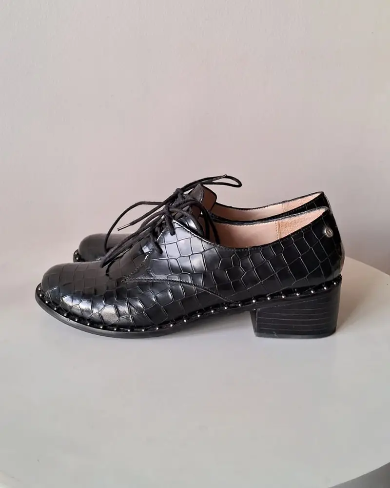 Zapatos Oxford marca Uma, negros de cuero con textura de cocodrilo, detalles de tachitas plateadas. Talle 38. Usados solo un rato.