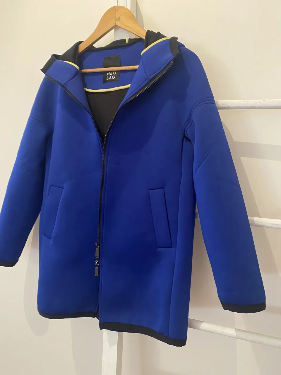 Campera azul vibrante con capucha, ideal para un look casual y moderno. Posee cierre al frente y bolsillos laterales. Perfecta para días frescos o para completar tu outfit.