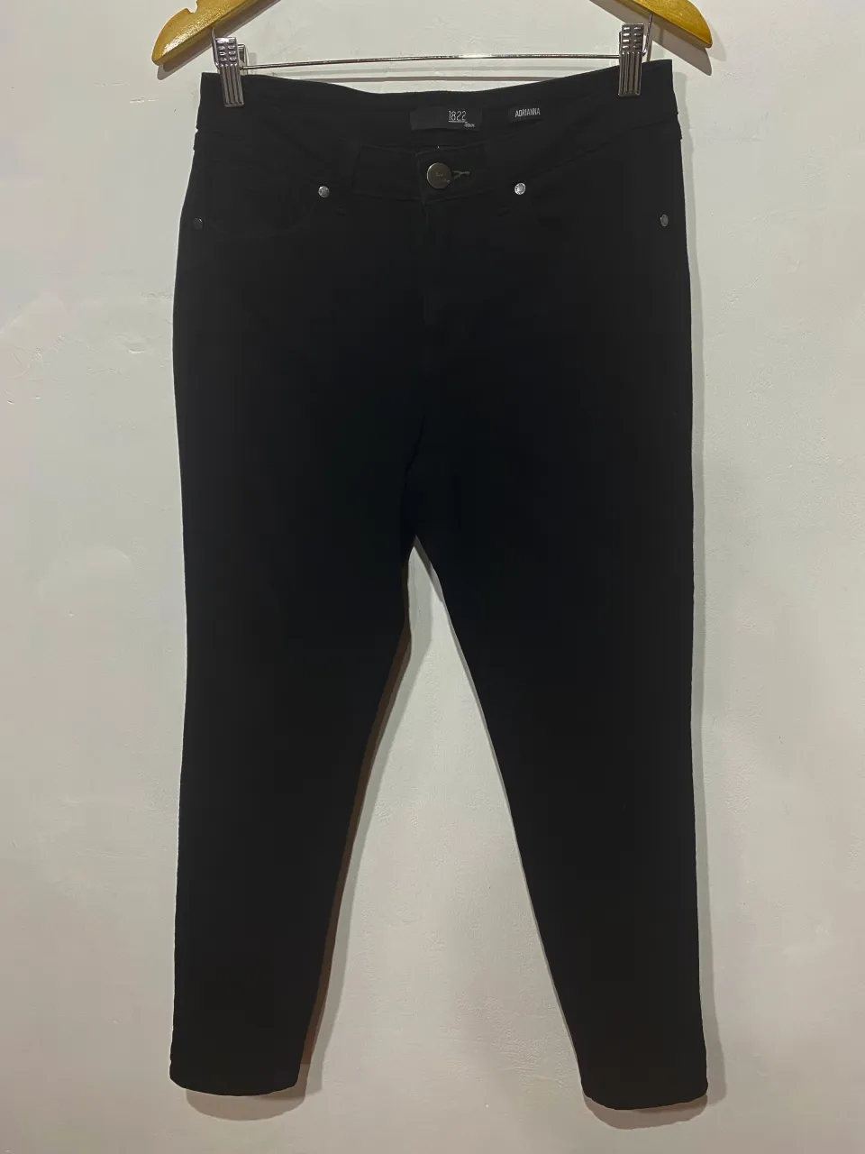 Jean tiro alto, corte skinny, color negro. Un básico indispensable para cualquier guardarropa, súper versátil y cómodo. Ideal para crear looks cancheros y modernos.