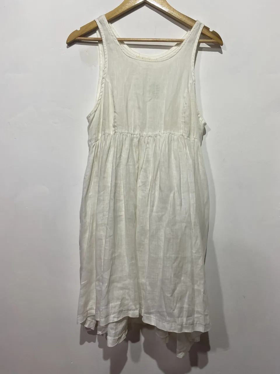Vestido blanco de lino, súper fresco y liviano. Tiene un corte suelto con frunces en la cintura que le dan un movimiento hermoso. Ideal para los días de calor, para usar en la playa o para un look casual y cómodo.