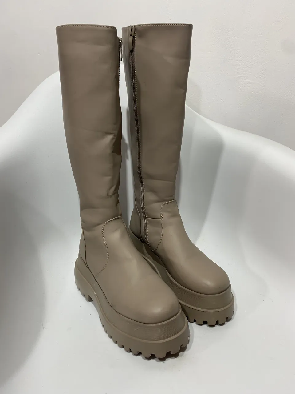 Botas caña alta color tiza con plataforma y cierre lateral.