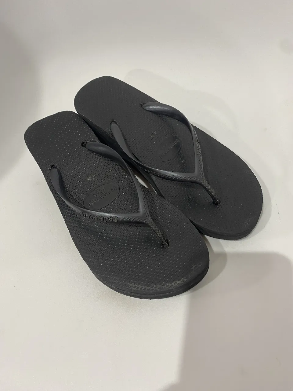 Ojotas Havaianas negras con plataforma. Ideales para un look cómodo y canchero.