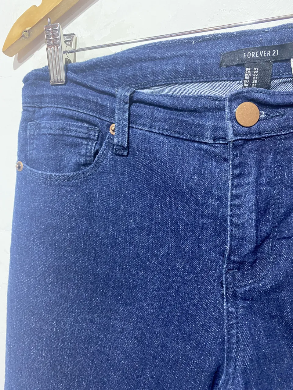 Jean azul oscuro tiro alto, corte skinny. Un básico indispensable para cualquier guardarropa, ideal para crear looks cancheros y modernos. Combinalo con tus tops y zapatillas favoritas.