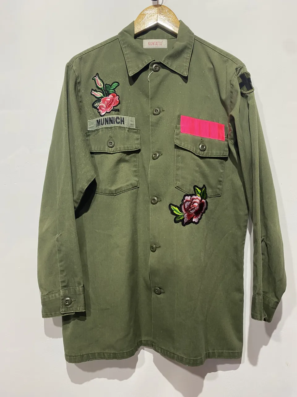 Camisa deJean militar intervenida con parches de flores y nombre bordado. Ideal para un look canchero y con onda.