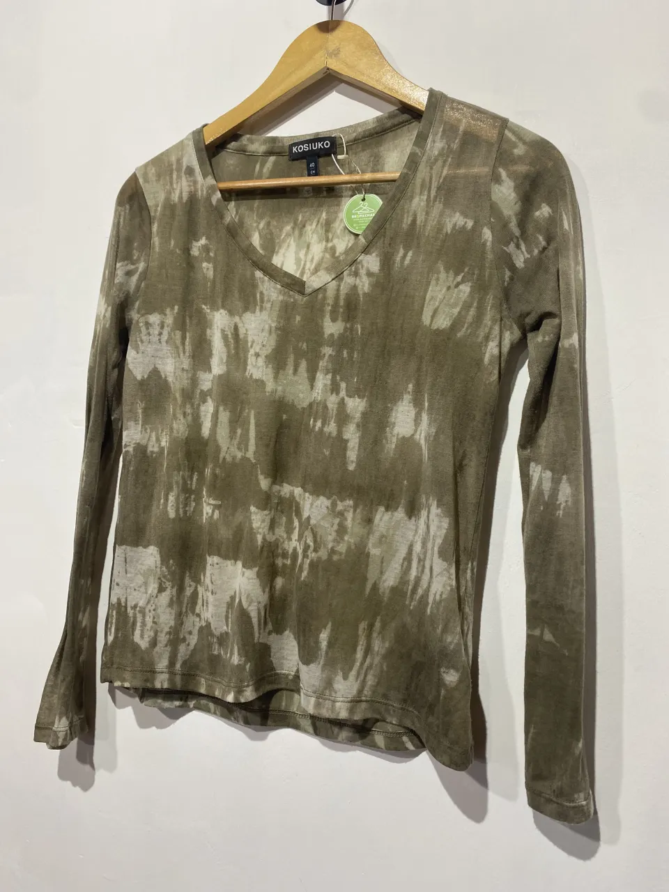 Remera manga larga con estampa tie-dye en tonos verdes y blancos. Cuello en V.