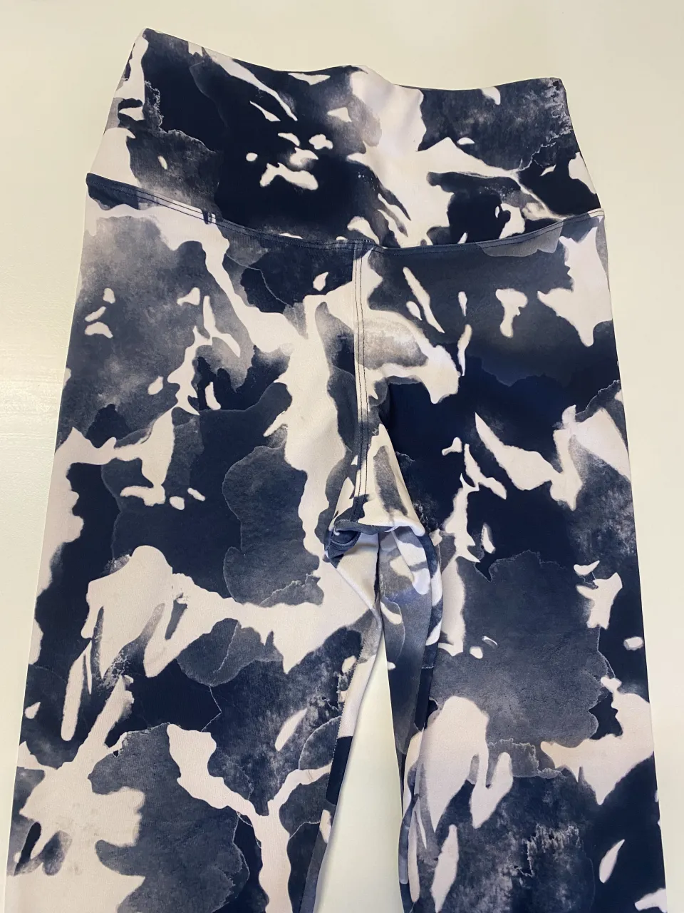 Calzas deportivas con estampa abstracta en tonos azul marino y blanco. Ideales para entrenar o para un look casual y moderno.