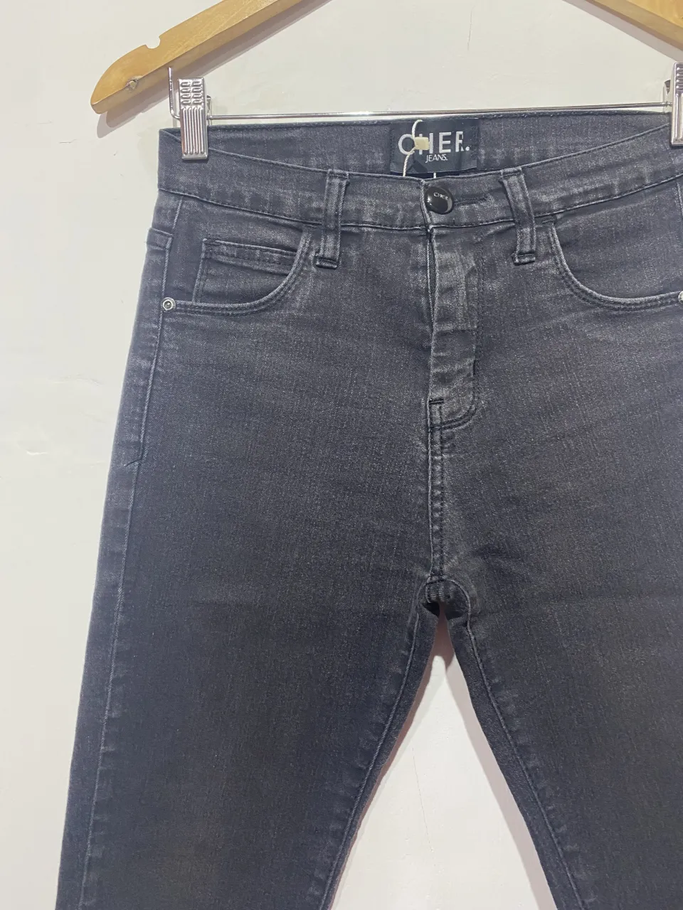 Jeans tiro alto, corte skinny, color gris oscuro. Un básico indispensable para cualquier guardarropa, súper cómodos y versátiles. Ideales para crear looks cancheros y modernos.