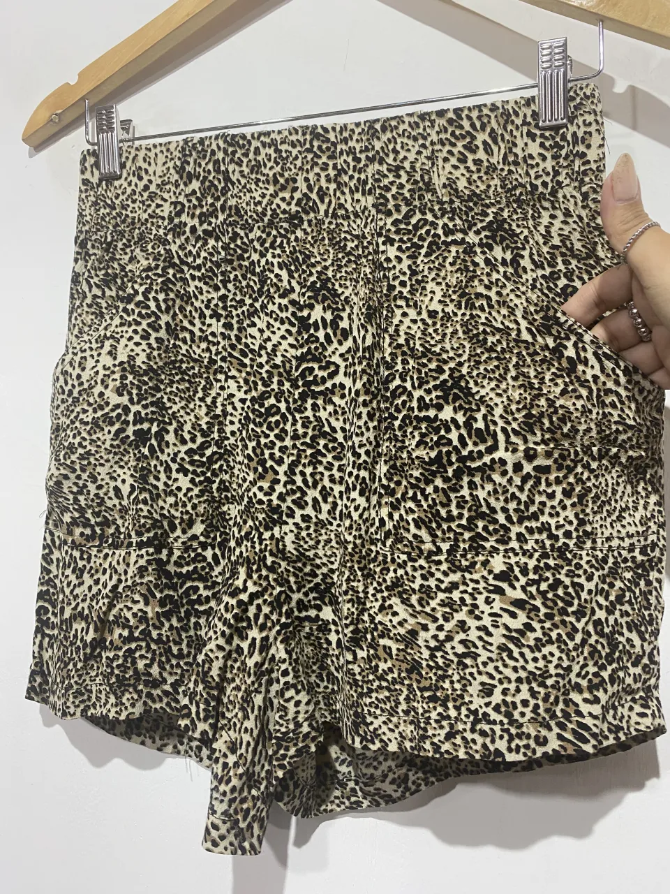 Shorts de estampado animal print, tiro alto con elástico en la cintura. Ideales para un look canchero y cómodo.