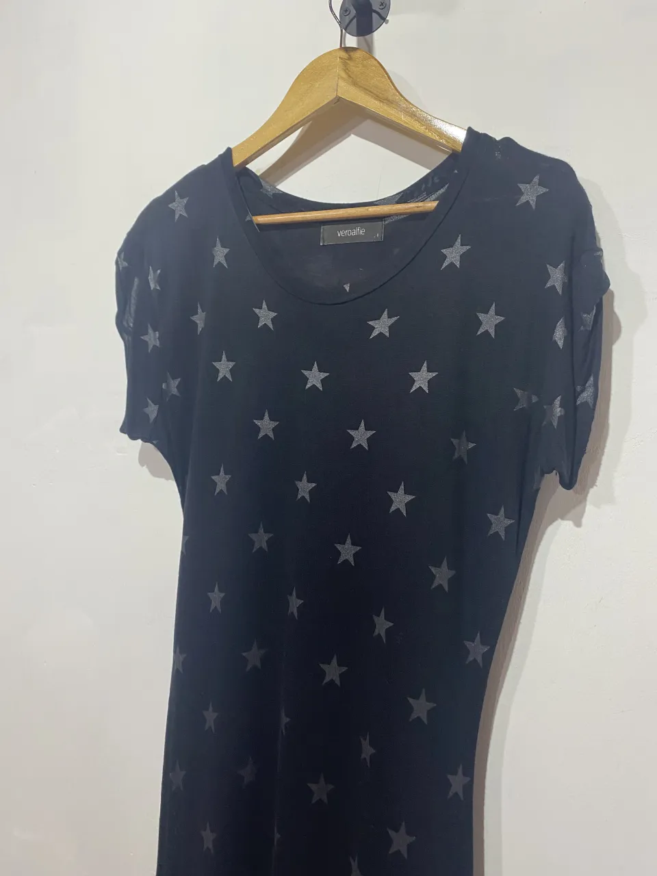 Vestido negro con estampa de estrellas grises. Ideal para un look casual y canchero.