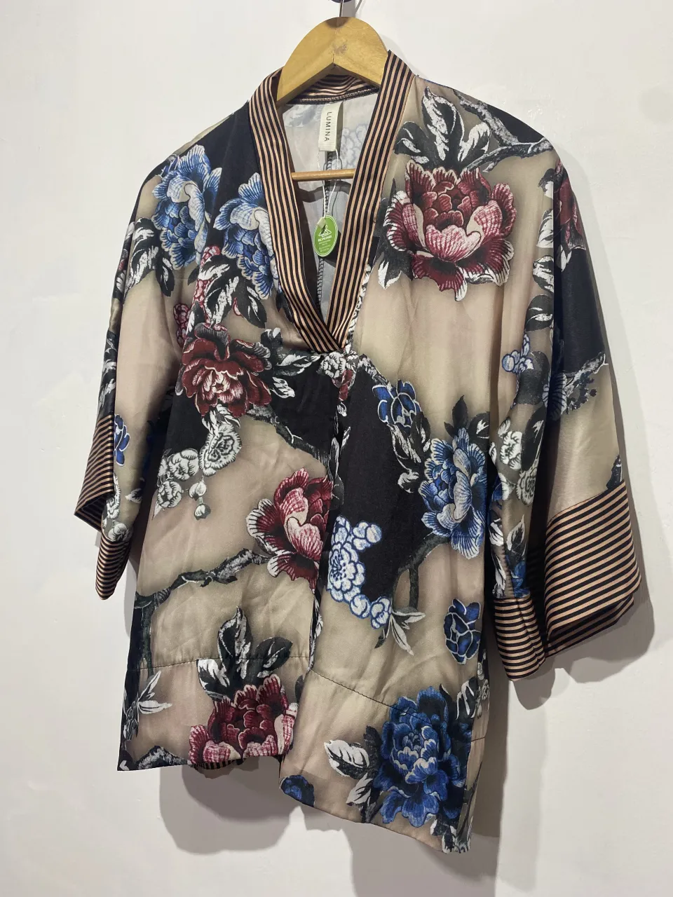 Kimono estampado con flores y detalles de rayas. Ideal para un look canchero y con estilo.