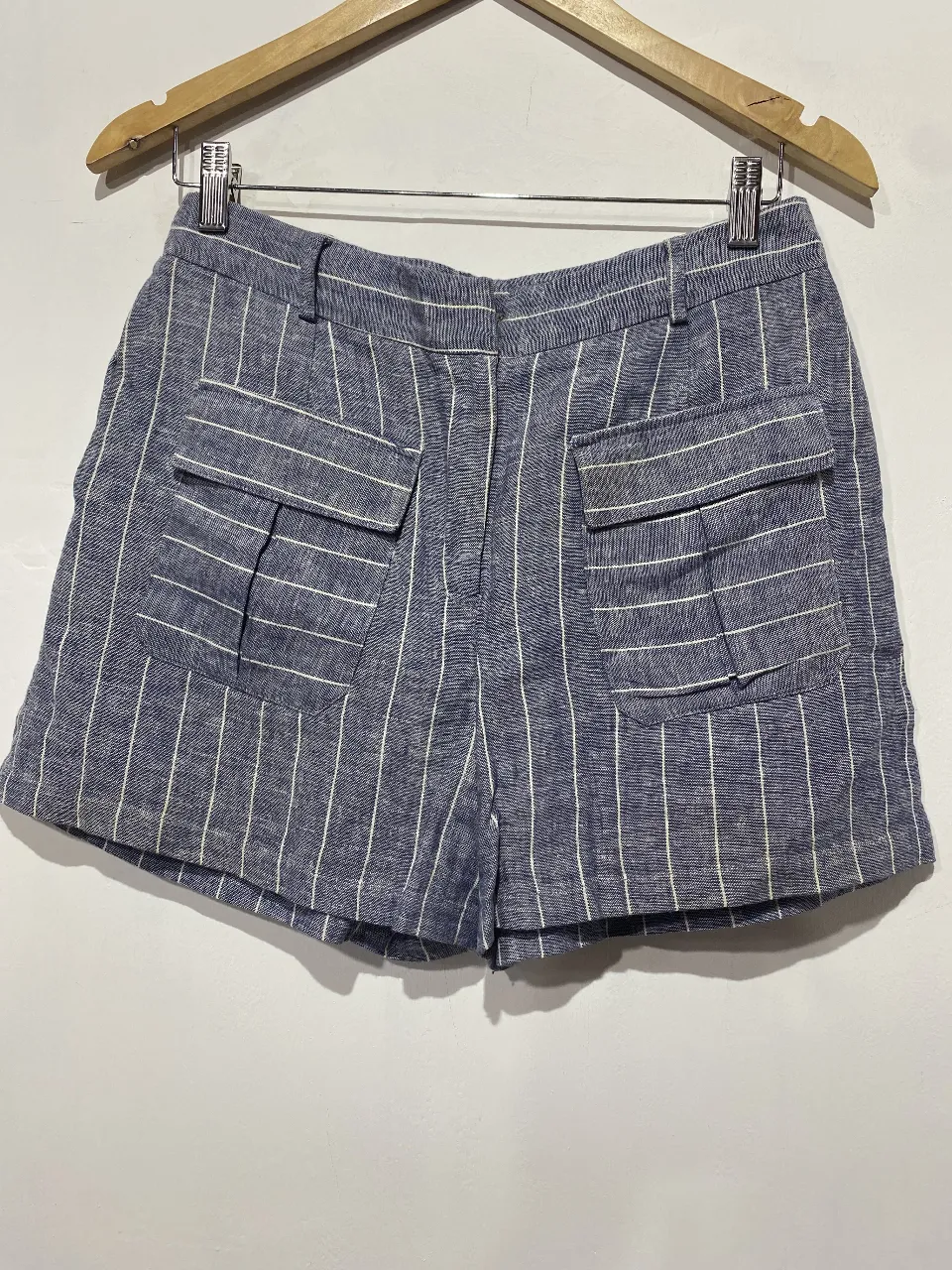 Shorts de lino a rayas azules y blancas, con bolsillos cargo y detalle de cinturón. ¡Ideales para un look fresco y canchero!