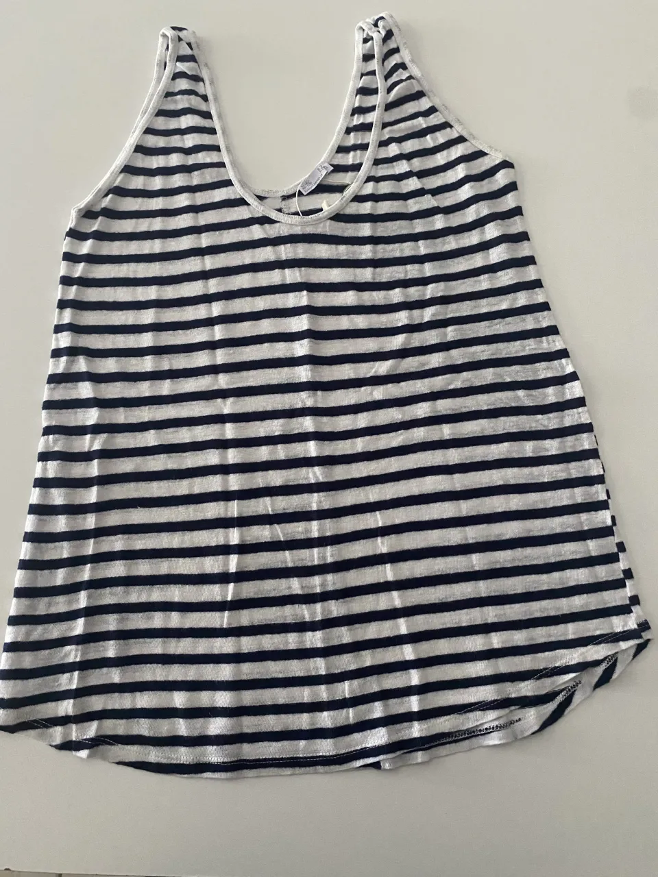 Musculosa a rayas blancas y azul marino.