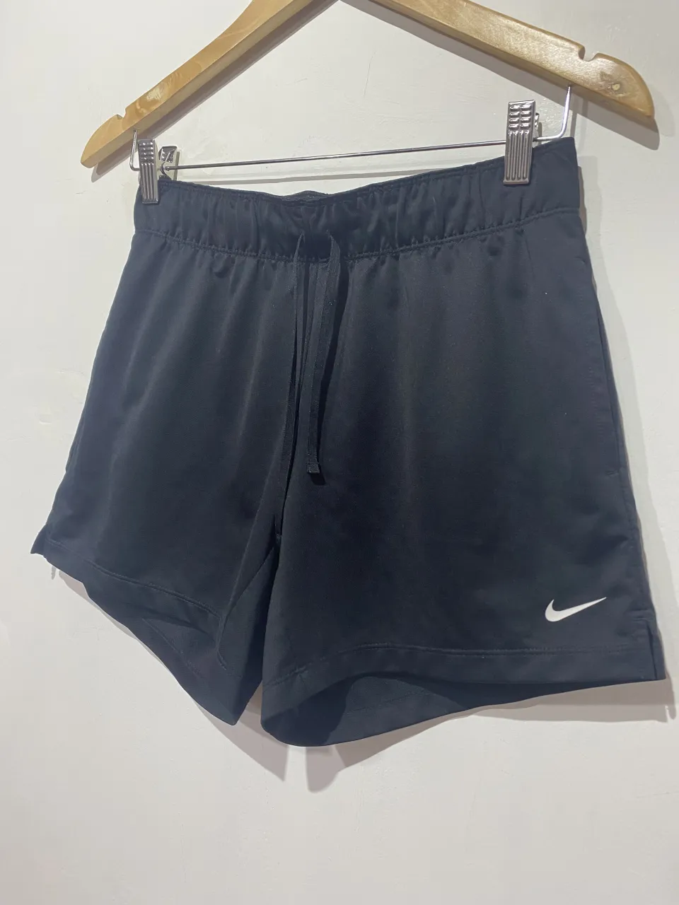 Shorts deportivos Nike negros, ideales para entrenar o para un look casual y cómodo. Cuentan con cordón ajustable en la cintura y el logo de la marca bordado.
