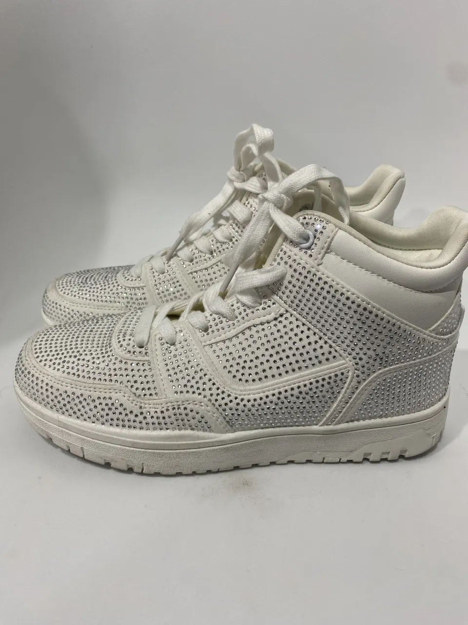 Zapatillas urbanas súper cancheras, ideales para darle un toque de brillo a tu look. Su diseño moderno y lleno de strass las hace perfectas para destacar en cualquier salida.