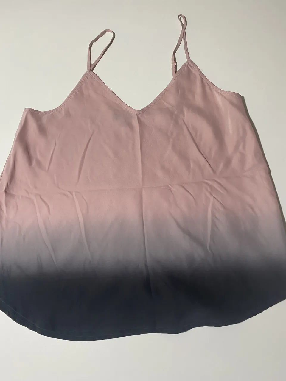 Top de seda con breteles finos y escote en V. Diseño degradé en tonos rosa y gris oscuro. Ideal para un look canchero y moderno.