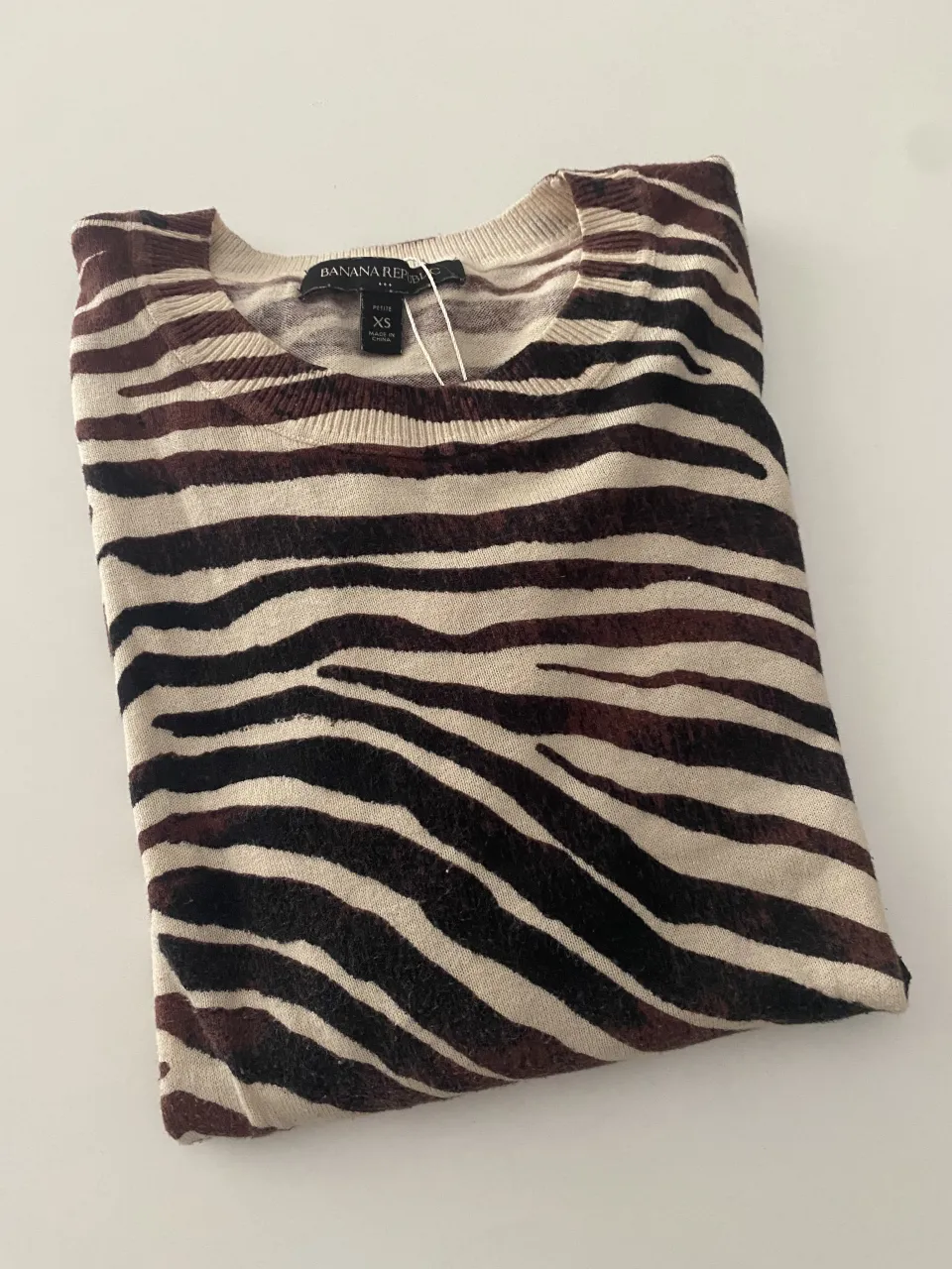 Sweater de lanilla con estampa de cebra en tonos marrones y crudo. Cuello redondo y mangas largas. Un básico canchero para sumar a tu guardarropas.