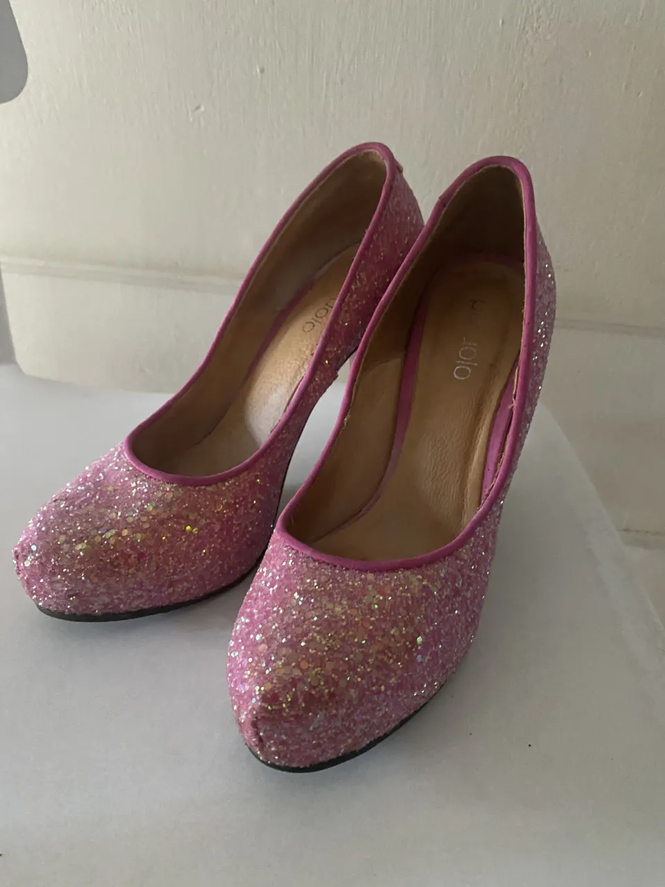Zapatos de taco alto color rosa con brillos. Ideales para fiestas o eventos especiales.