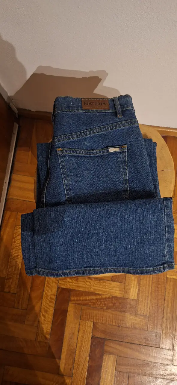 Jeans Materia de corte recto, azul clásico, talle 27. Un básico atemporal para cualquier guardarropa.