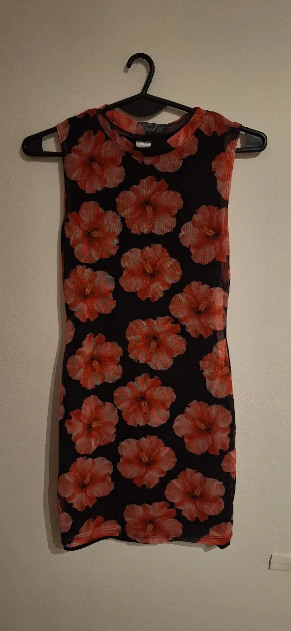 Vestido mini de red con estampado floral en tonos rojos y negros. Ideal para un look de fiesta o salida.