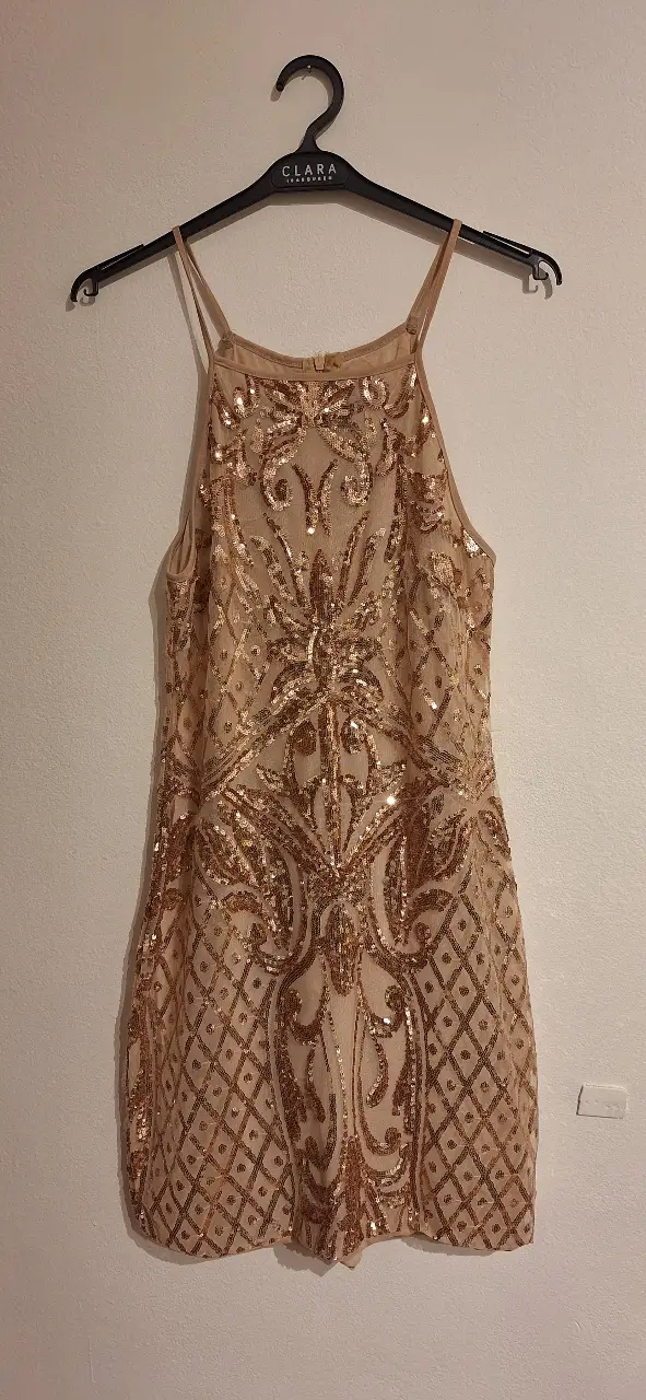Vestido mini dorado con lentejuelas, ideal para fiestas y eventos especiales. Diseño elegante y brillante. marca Felina