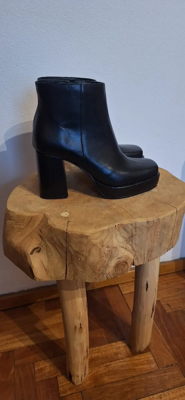 Botines negros de cuero con plataforma y taco ancho. Marca Bruno Manetti. Ideales para un look elegante y moderno.