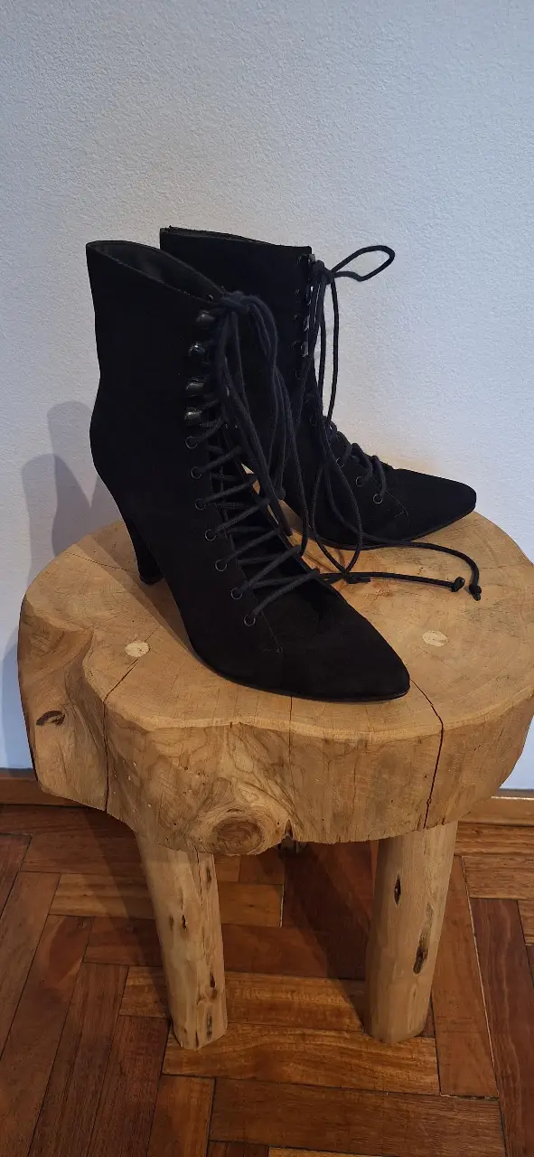 Botines negros de gamuza con cordones y taco fino. Ideales para un look elegante y sofisticado.