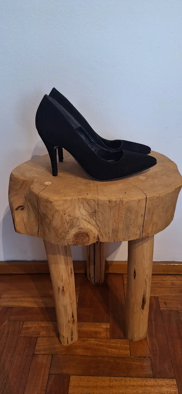Zapatos de taco alto negros de gamuza, ideales para eventos formales y fiestas. Marca Heyas.