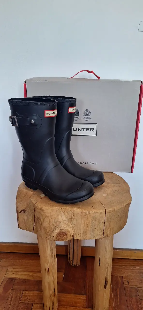 Botas de lluvia Hunter Original Short negras, ideales para días lluviosos. Tienen el logo de Hunter en la parte delantera y una hebilla lateral para ajustar. Perfectas para un look casual y funcional.