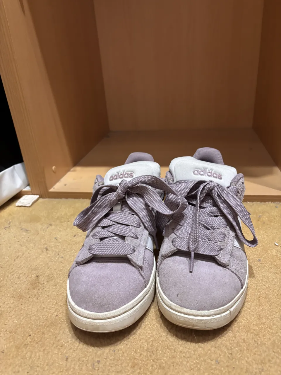 Zapatillas Adidas súper cómodas y cancheras, ideales para el día a día. Su color lavanda le da un toque original y moderno a cualquier look. Perfectas para caminar o para un estilo casual.