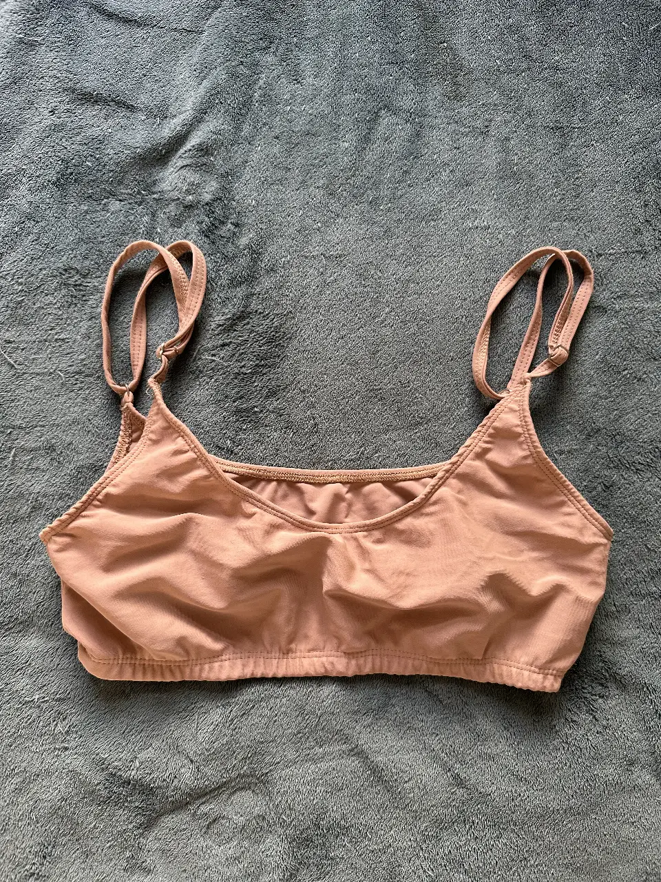 bikini color coral, SIN USO. Diseño simple y cómodo, perfecto para usar solo o como base.
