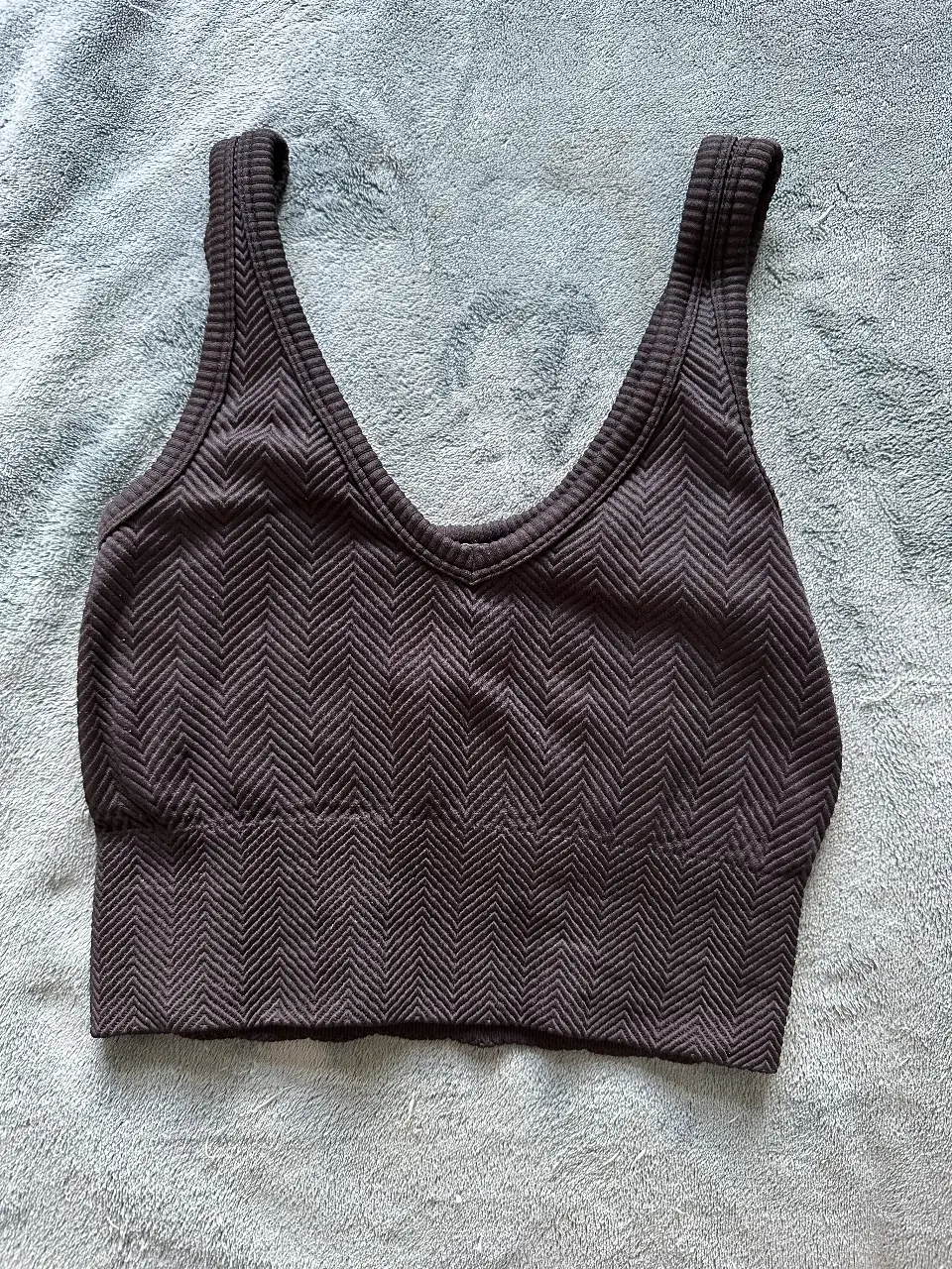 Top deportivo importado, negro, sin uso, con diseño de chevron. Ideal para entrenamientos y actividades físicas. Ajuste cómodo y estilizado.