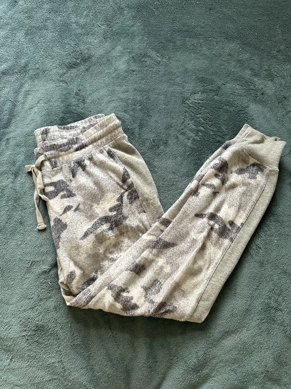 Pantalón de jogging de entre casa, con estampado camuflado en tonos grises. Ideal para estar cómodo en casa 