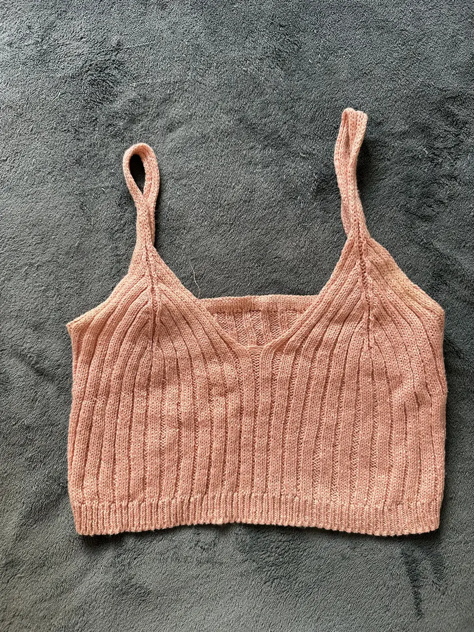 Top tejido de punto, con breteles finos y escote en V. Ideal para un look casual y fresco.