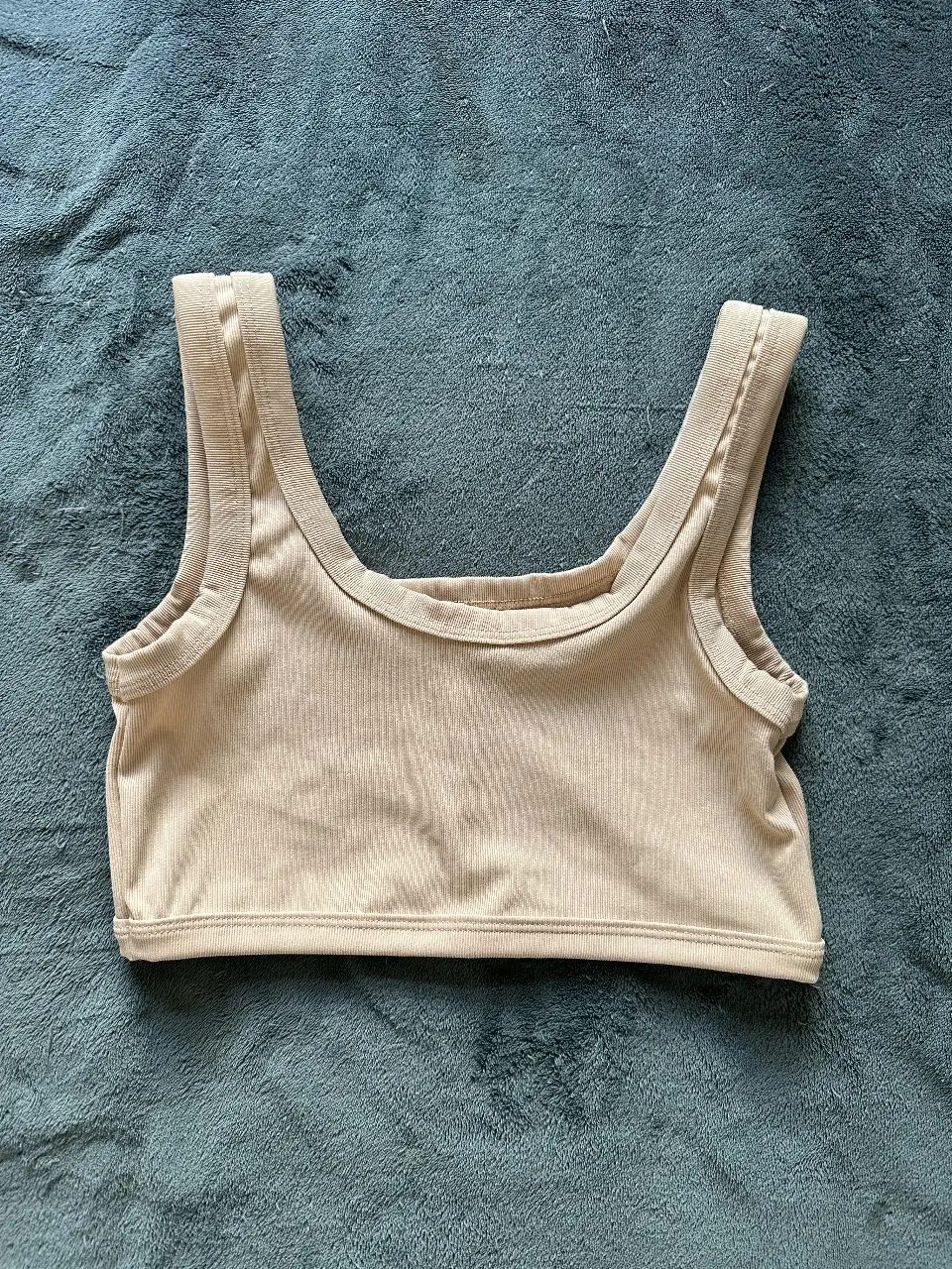 Top deportivo de algodón color crudo, SIN USO, ideal para entrenamientos o uso casual. Diseño de espalda cuadrada y tiras anchas.
