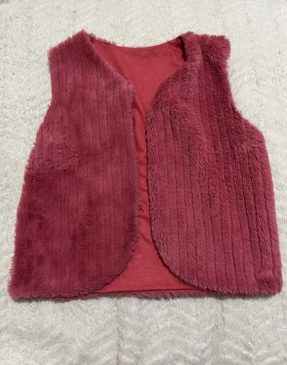 Chaleco de plush color rosa. Interior de algodón color salmón.