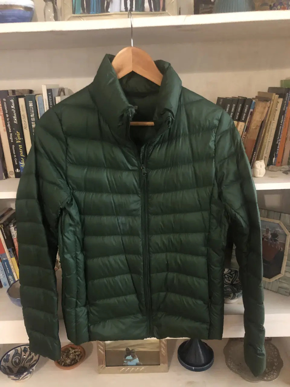 Campera de pluma verde oscuro, ideal para el invierno. Con cierre y cuello alto.