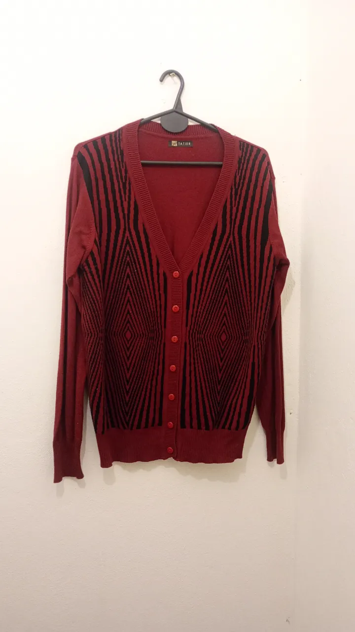 Cardigan de lana fino, color bordó con estampado geométrico en negro. Cuello en V y botones al frente. Ideal para un look casual o elegante.