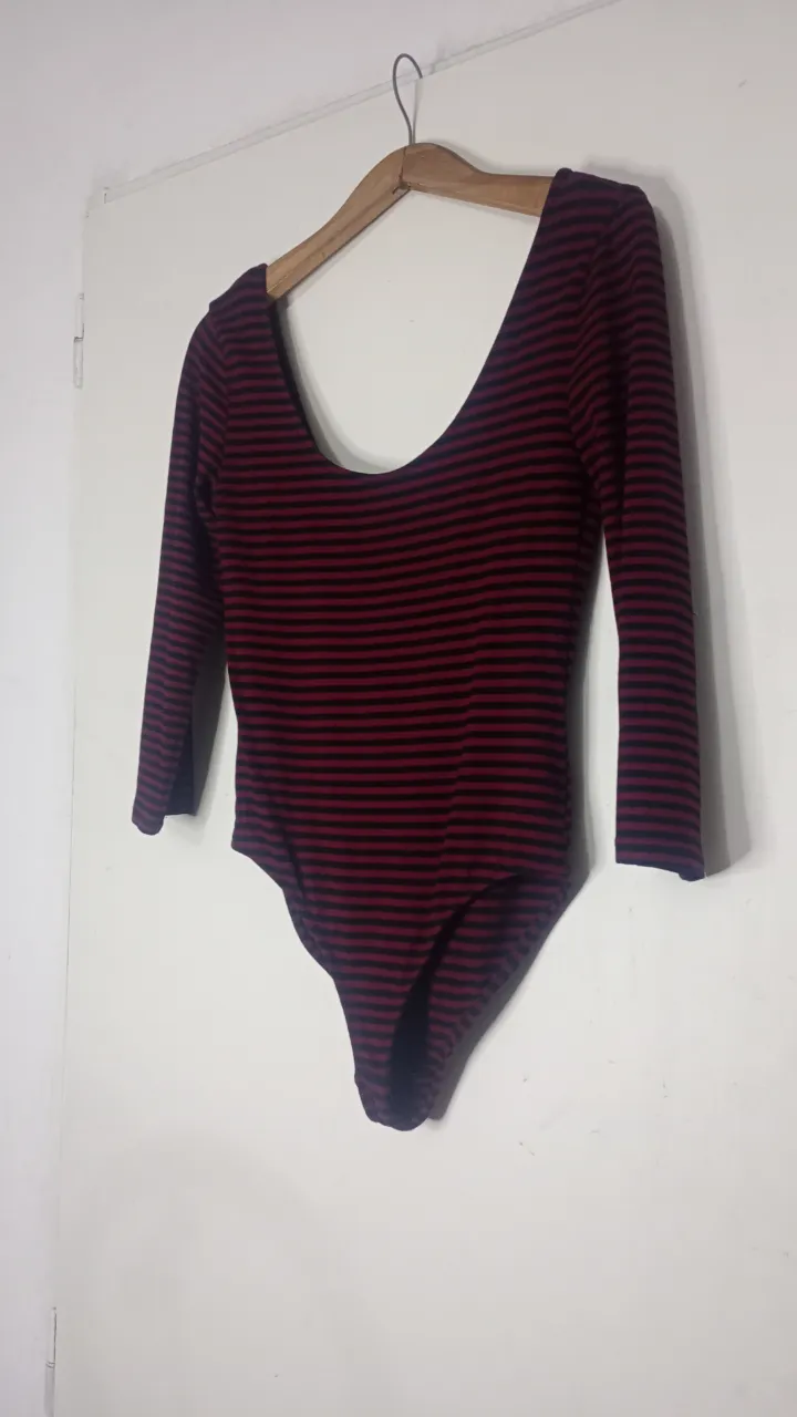 Body de mangas largas a rayas rojas y negras.