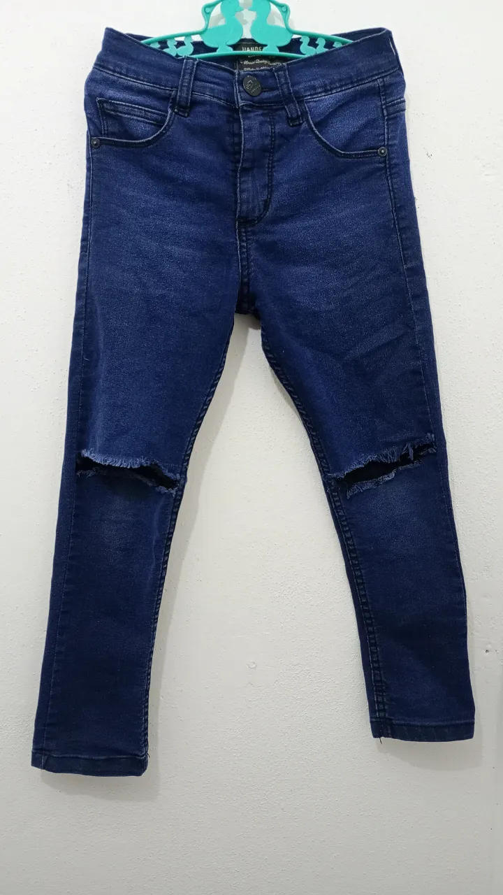 Jean tiro alto con roturas en las rodillas. Un clásico que no puede faltar en tu guardarropa.