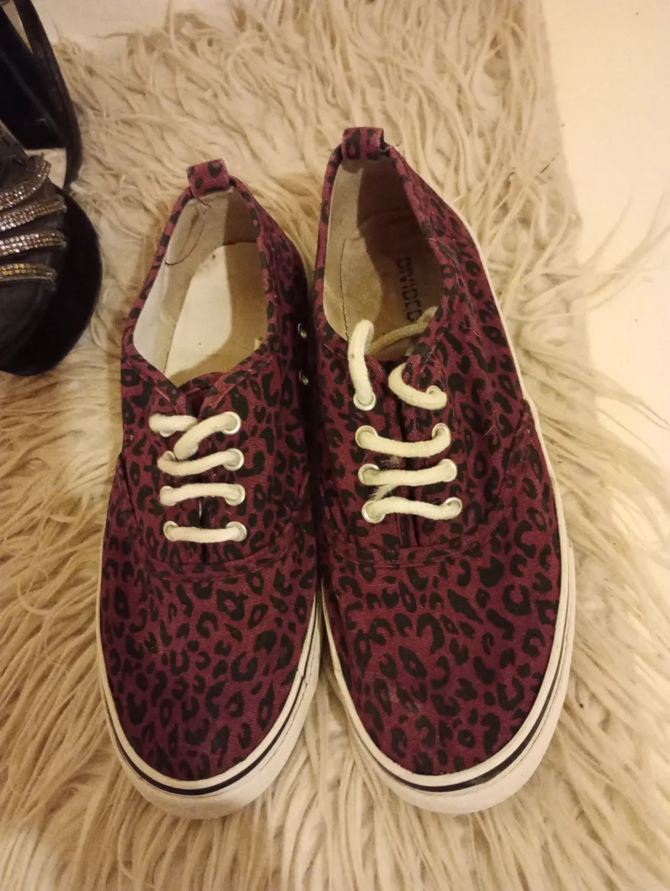 Zapatillas súper cancheras con estampa de leopardo en color bordó y negro. Ideales para darle un toque audaz a cualquier look casual. Son cómodas y versátiles, perfectas para el día a día.