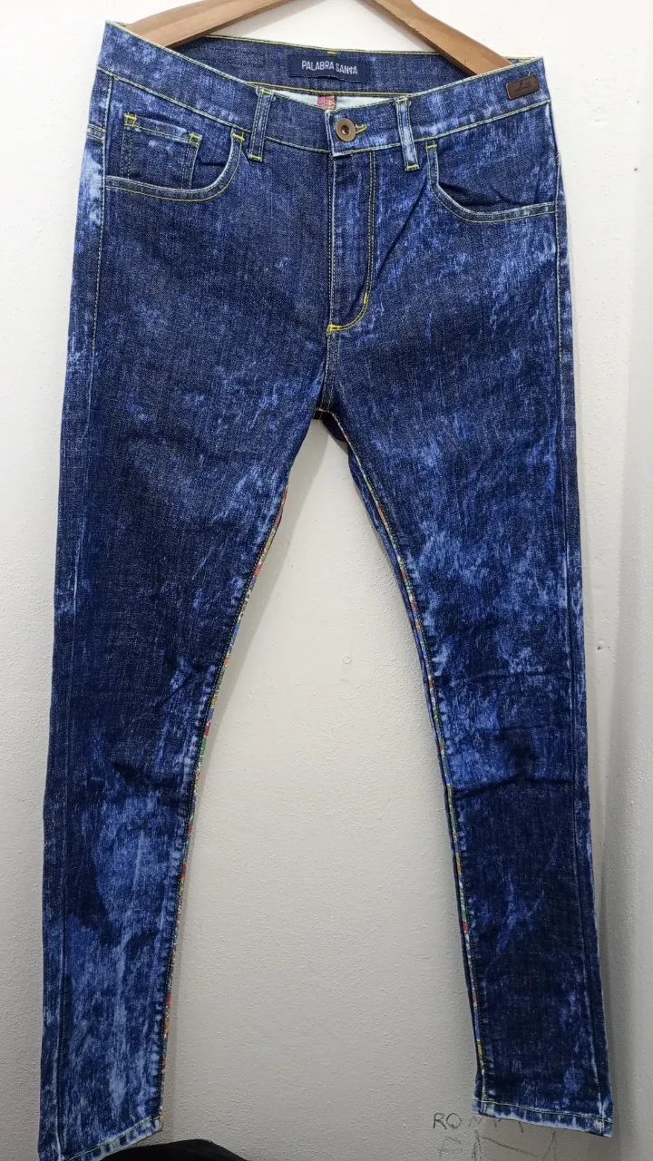 Blazer de tweed a rayas verticales en tonos verdes y naranjas, con cinturón y botones. Ideal para un look elegante y con un toque vintage.