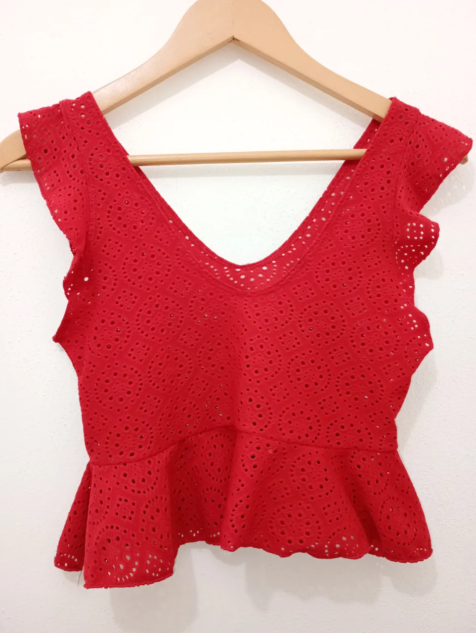 ¡Top rojo vibrante con detalles de bordado y volados! Perfecto para un look fresco y femenino. Ideal para combinar con jeans o faldas.