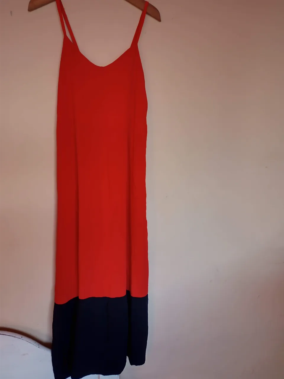 Vestido largo con tiras finas y escote en V. La parte superior es de color rojo y la parte inferior es de color negro .Tela de fibrana con hermosa caída.Va perfecto hasta 105 de busto comodo