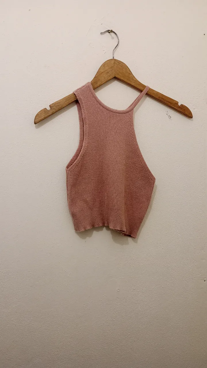 Top de tejido acanalado, color rosa pálido/rosa viejo. Diseño moderno con breteles finos y escote halter. Ideal para un look casual y canchero.