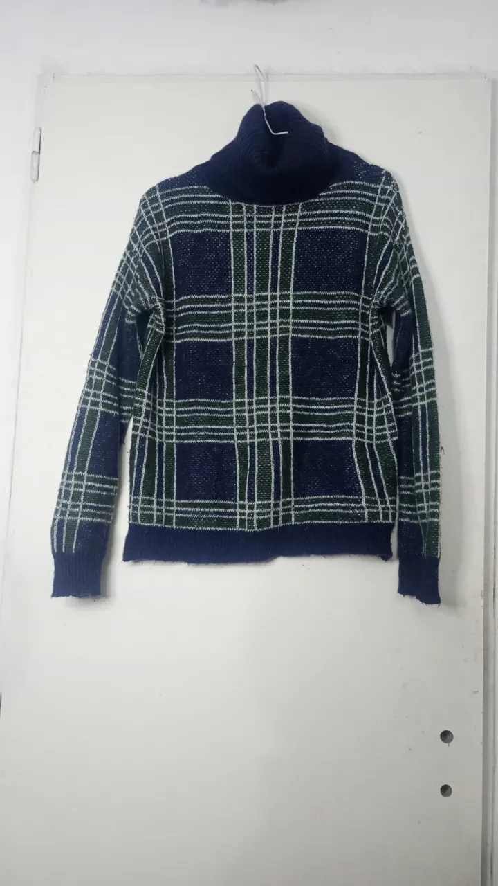 Sweater de lana a cuadros en tonos azul marino, verde y blanco. Cuello alto y mangas largas.Talle M y va muy bien hasta L también porque sede.Es súper calentita y suave 