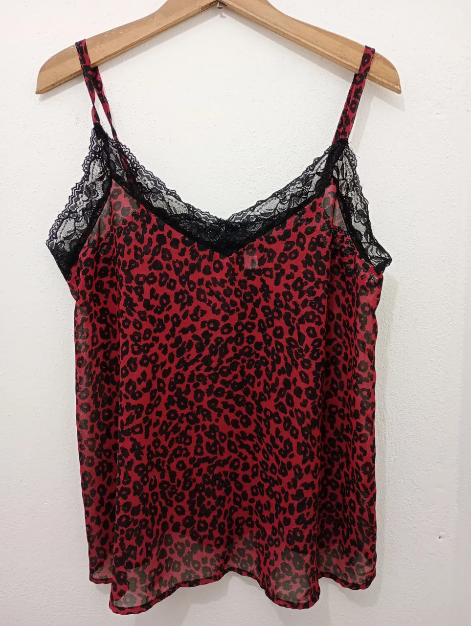 Musculosa de gasa con estampa animal print en bordo y negro. Posee detalles de encaje negro en el escote y breteles finos. Ideal para un look canchero y sensual.