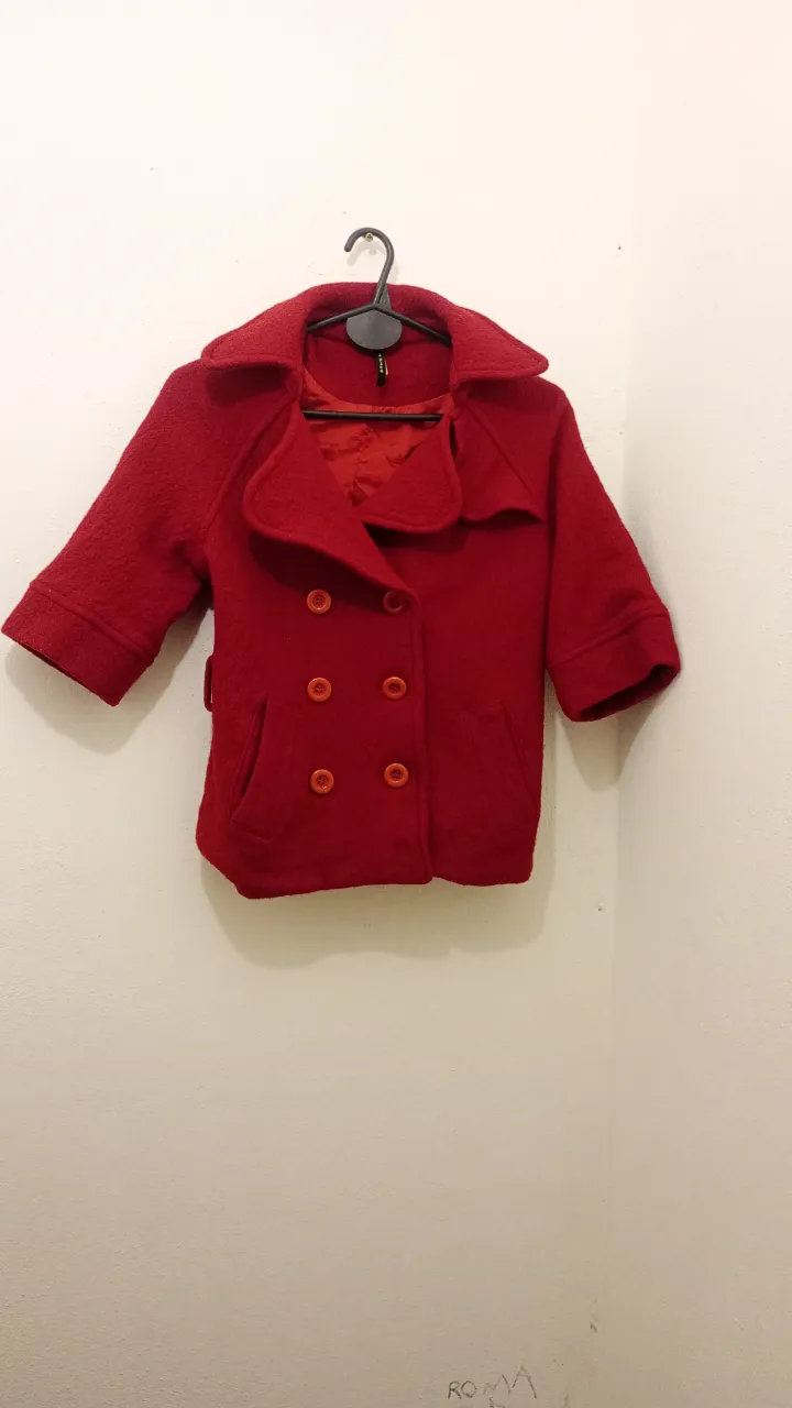 Abrigo de paño en color rojo oscuro,con doble abotonadura y mangas 3/4. Ideal para un look canchero y abrigado.Esta como nuevo realmente!