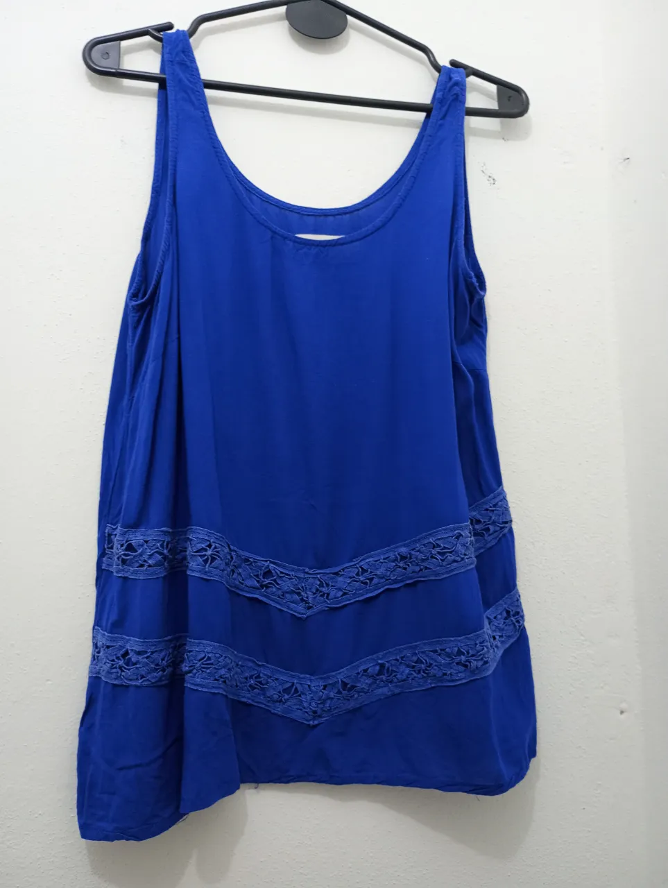 Musculosa azul vibrante con detalles de encaje en la parte inferior. Perfecta para un look fresco y canchero.